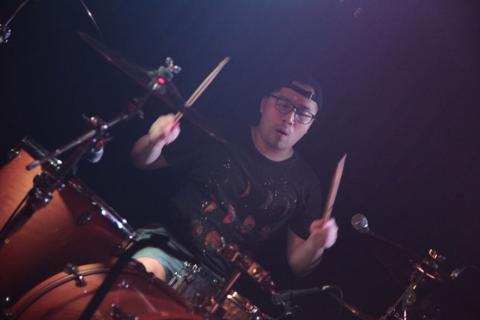 何強 - 演出照片。