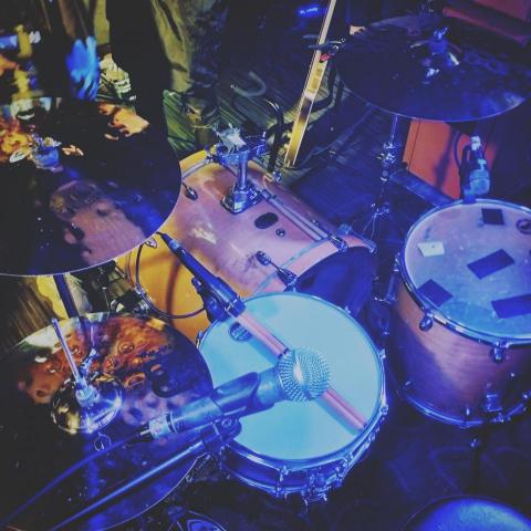 何強 - 具有多年的展演經驗。