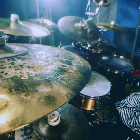 何強 - 您好，先感謝您觀看我的資訊，以下是我所提供的服務項目：

【爵士鼓教學】

- 15歲以上：650元/一小時
（一期四堂課付清2200元）

- 12-15歲：700/一小時
（一期四堂可付清2500元）

- 12歲以下之幼童：800/一小時
（一期四堂可付清3000元）

【教學型式】

一對一教學

a. 可家教（需自備電子鼓或是爵士鼓）
b. 可以來工作室學習

工作室地點在台北市大安區文昌街183號

【注意事項】

1.無故曠課直接視為已上課。除非非抗力因素以及疾病意外。

2.請假煩請一天前