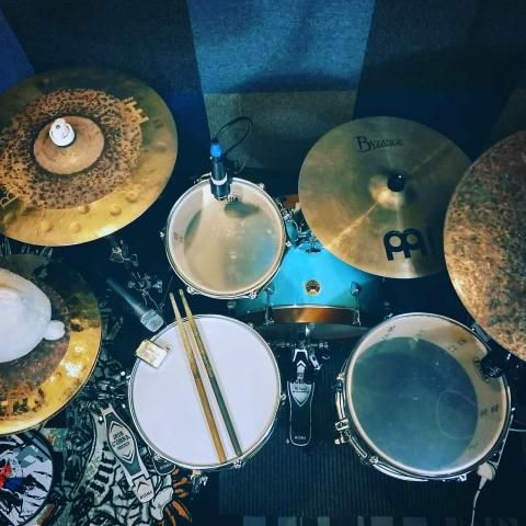 何強 - 小套的套鼓。您好，先感謝您觀看我的資訊，以下是我所提供的服務項目：

【爵士鼓教學】

- 15歲以上：650元/一小時
（一期四堂課付清2200元）

- 12-15歲：700/一小時
（一期四堂可付清2500元）

- 12歲以下之幼童：800/一小時
（一期四堂可付清3000元）

【教學型式】

一對一教學

a. 可家教（需自備電子鼓或是爵士鼓）
b. 可以來工作室學習

工作室地點在台北市大安區文昌街183號

【注意事項】

1.無故曠課直接視為已上課。除非非抗力因素以及疾病意外。

2.請