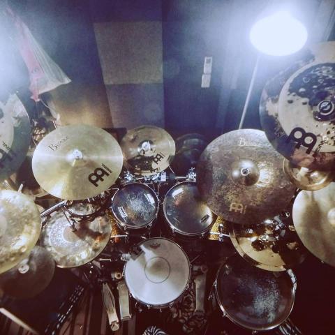 何強 - 上方角度。您好，先感謝您觀看我的資訊，以下是我所提供的服務項目：

【爵士鼓教學】

- 15歲以上：650元/一小時
（一期四堂課付清2200元）

- 12-15歲：700/一小時
（一期四堂可付清2500元）

- 12歲以下之幼童：800/一小時
（一期四堂可付清3000元）

【教學型式】

一對一教學

a. 可家教（需自備電子鼓或是爵士鼓）
b. 可以來工作室學習

工作室地點在台北市大安區文昌街183號

【注意事項】

1.無故曠課直接視為已上課。除非非抗力因素以及疾病意外。

2.請假