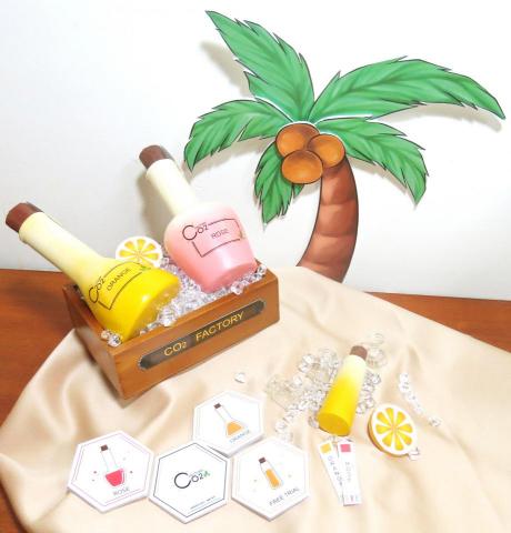 吳純瑜 - 主體以PU材質加工而成，額外貼紙、插畫、相關資訊接額外再做設計。