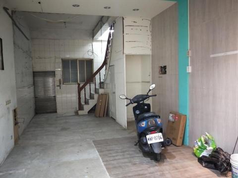 銘叔弱電工作室 - 娃娃機店店面規劃，監視器、軌道燈、吊扇、電源迴路修改、人體感應器加裝。(施工前)