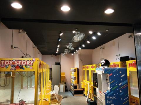 銘叔弱電工作室 - 娃娃機店店面規劃，監視器、軌道燈、吊扇、電源迴路修改、人體感應器加裝。(施工後)