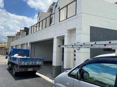 傳勝數位通訊工程行 - 裝設門口對講機（門口機開小門+東訊單機）也是不錯的配置  
