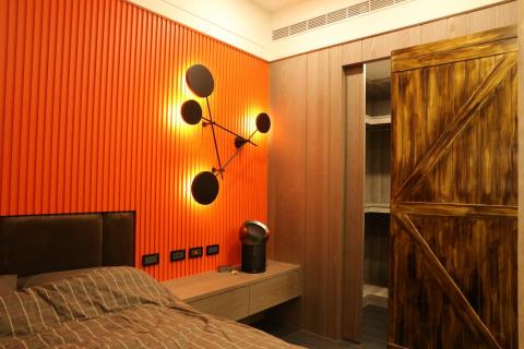 運長室內裝修工程有限公司 - 強烈色塊.藝術壁燈，展現業主不凡風格