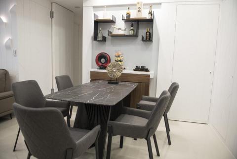 運長室內裝修工程有限公司 - 凝聚一家人的時光，展示男主人收藏精品酒