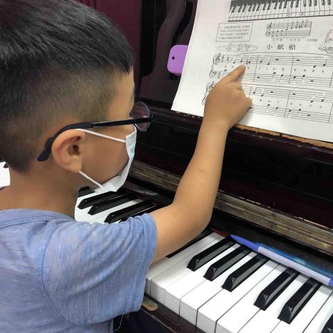 Whitney Hu - 不可以看數字喔～學著自己數音