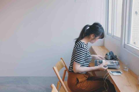 提供簡單調酒服務的專家Chelsy Li