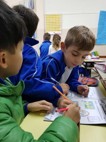 呂雅琦 - 在學校做練習題！