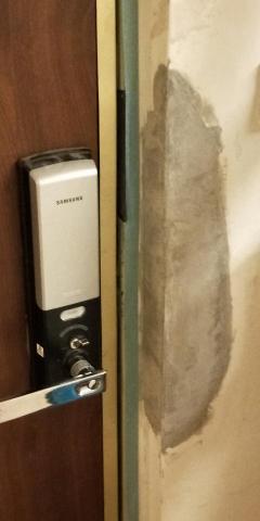 晴鏵修繕--施作面--天地牆水泥-角木架設-屋頂防水-油漆 - 修補大門直角