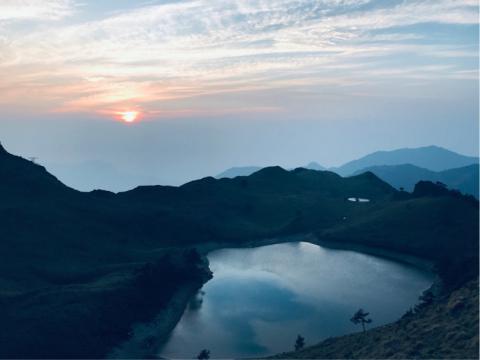 松楨有限公司 - 七彩湖的日出?