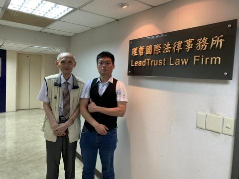 陳煥鈞 - 擔任《獨家報導》採訪編輯時期訪問高秉涵律師的照片。