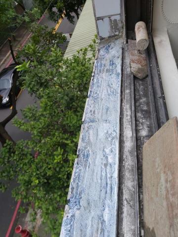 賴克明防水防漏 - 五股工業區某公司窗框漏水（磁磚打除後，防水施作）