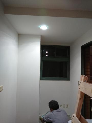  - 火災後，用無毒塗料修復