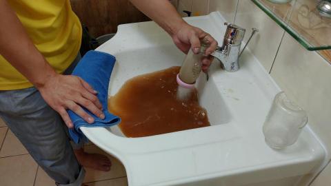 鄭天麟 - 水管清洗，清洗中