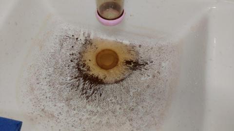 鄭天麟 - 清洗前，水管鏽漬與雜質