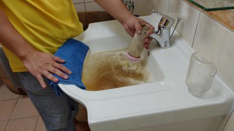 鄭天麟 - 水管清潔，清洗前