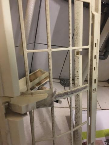 黑黑冷氣清洗 - 灰塵也積的相當厚