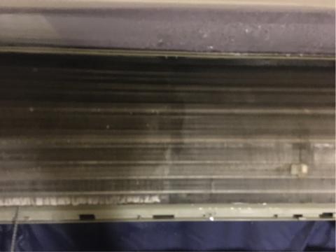 黑黑冷氣清洗 - 右邊是清洗過後
左邊是還未清洗