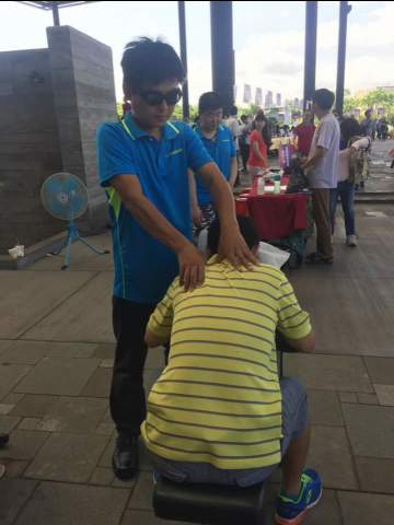 國賓健康按摩中心 - 活動現場局部按摩 使用按摩椅