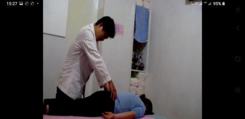 國賓健康按摩中心 - 國賓健康按摩中心 店內按摩床上進行按摩中2