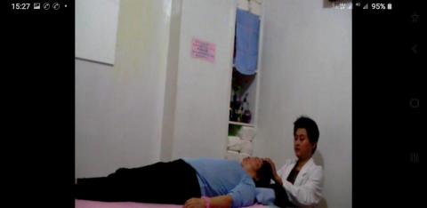 國賓健康按摩中心 - 國賓健康按摩中心 店內按摩床 按摩進行中3