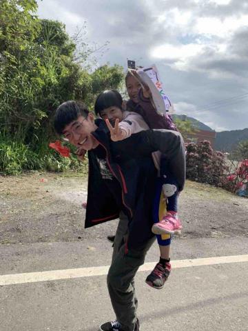 陳秉甫 - 參加偏鄉教育營隊，對待小朋友熱情且有耐心。