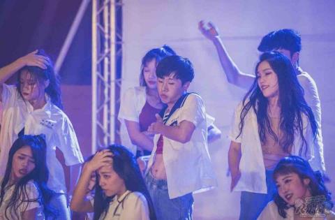 梁若喬 - 聯合舞展（我是右邊穿黃色衣服的）