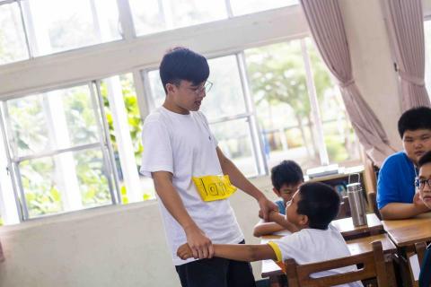 張凱翔 - 在池上教小孩英文