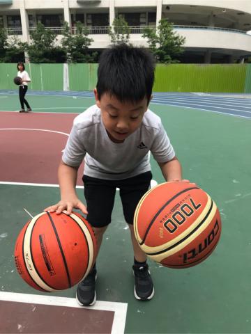 俊傑の籃球教室 - 幼稚園小朋友雙手運球