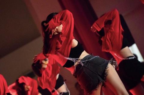 蔡繡臨 - 表演個人側拍照