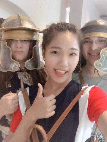 蔡繡臨 - 在德國遊學期間與Home sisters合照