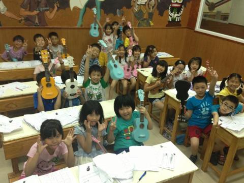 陳群升 - 和補習班合作的烏克麗麗夏令營教學 陳群升 - 和補習班合作的烏克麗麗夏令營教學