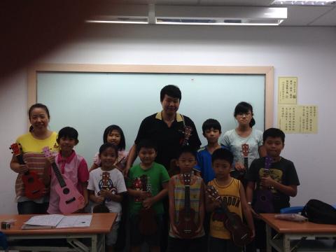 陳群升 - 救國團烏克麗麗班和學生合照 陳群升 - 救國團烏克麗麗班和學生合照