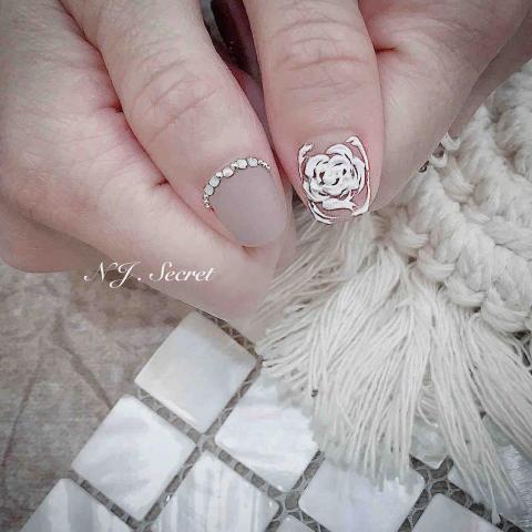 NJ Secret 時尚美學 - 小王子的玫瑰
睜眼就有對方，有生以來，
只想好好照顧一個東西?
愛情最初，是相依為命，
是相互凝視～?

凝膠設計款
by—?艾兒老師

其他各項課程 ?（歡迎諮詢）
?台南市中西區民生路一段125號
☎️0909603481
⏰12:00~22:00
?Line ID:@hia2863y
