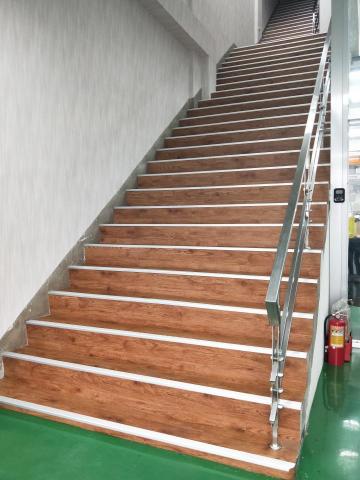 志誠工程有限公司 - 樓梯PVC地板施作