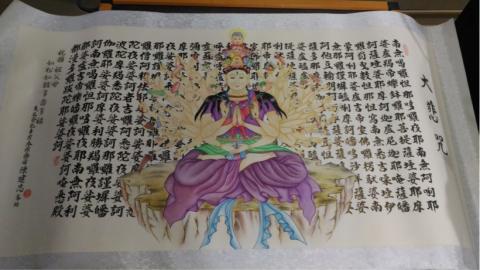 志誠防火板企業行 - 客製化手繪千手觀音心經像
猜猜這幅多少錢
5萬元？搶人膩⋯⋯
4萬？有?沒地方花拿來我來捐孤兒院
好啦小小書僮喜愛結緣
兩萬元除了這樣小小書僮會把一萬元捐助弱勢家庭
已購買畫的老闆名義捐出
並把收據及相關感謝狀給各位老闆
還有小小書僮有個習慣就是喜歡捐給小團體或是真的默默行善的團體
而有需要像那些大財團法人基金會感謝狀的小小書僮恐怕無力為力