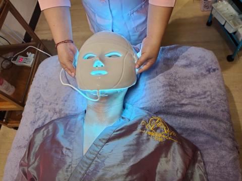 Ailsa美妍中心 - 彩光面罩：幫助保養品吸收，退紅，鎮定，不同光有不同作用