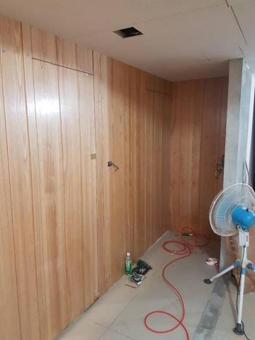 宏億室內裝修工程有限公司 - 隱藏門，為了讓壁面造型看起來是整體性，便可以如此設計，加上凹凸面造型，讓整體上看起來更加立體，當然皮板的選擇也是高單價的鋼刷皮紋板材，為立體感添加了質感。