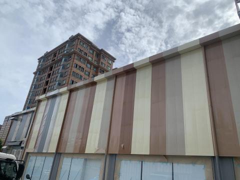 宏億室內裝修工程有限公司 - 這是某連鎖賣場的外牆，鐵皮的包覆因為單調，所以選擇調色噴漆，來呈現外牆的另一種方式，簡單而不複雜。