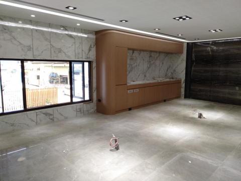 宏億室內裝修工程有限公司 - 某企業的董事辦公室，整個壁面造型都是以美耐板面材來呈現，板與板之間以鐵件來做一個線條上的修飾，添加整體的設計。