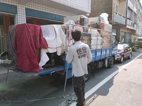 煜欣專業搬家 - 棉被都是在保護傢俱，減少碰撞