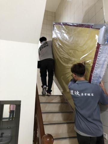 煜欣專業搬家 - 床墊上樓搬運