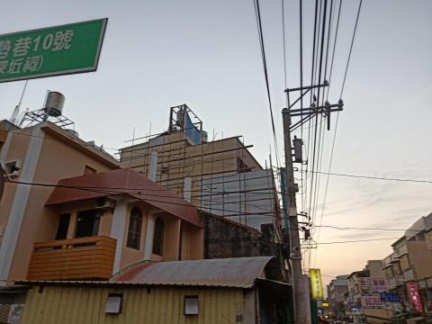 偉新企業 - 外牆壁癌穿鐵衣（大理石裝潢板）
空間問題改搭竹管鷹架