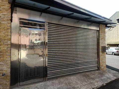 偉新企業 - 白鐵捲門，側邊開白鐵便門