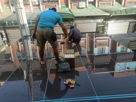 偉新企業 - 白鐵採光罩，骨架烤漆，玻璃5+5茶色強化