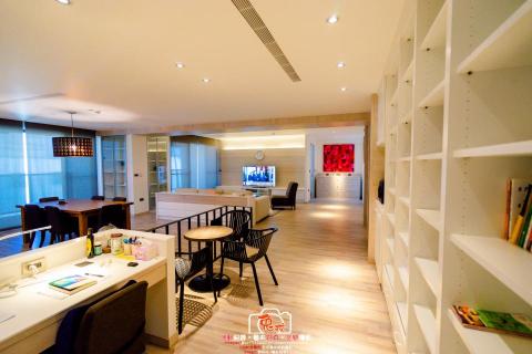 御城室內設計 - Design Style | 電梯大樓設計
Design Location | 台南市
Surface Area | 95坪
Interior Space | 玄關、客廳、餐廳、廚房、主臥室、客房、孝親房
Primary Material | PVC木皮、美耐板、裝潢板、系統櫃、超耐磨木地板、鐵件、壁紙、乳膠漆