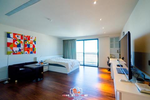 御城室內設計 - Design Style | 電梯大樓設計
Design Location | 台南市
Surface Area | 95坪
Interior Space | 玄關、客廳、餐廳、廚房、主臥室、客房、孝親房
Primary Material | PVC木皮、美耐板、裝潢板、系統櫃、超耐磨木地板、鐵件、壁紙、乳膠漆