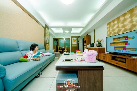 御城室內設計 - Design Style | 電梯大樓設計
Design Location | 高雄市
Surface Area | 50坪
Interior Space | 玄關、客廳、餐廳、廚房、主臥室、書房、客房、孝親房
Primary Material | 烤漆木皮、裝潢板、系統櫃、超耐磨木地板、石英磚、壁紙、水泥漆